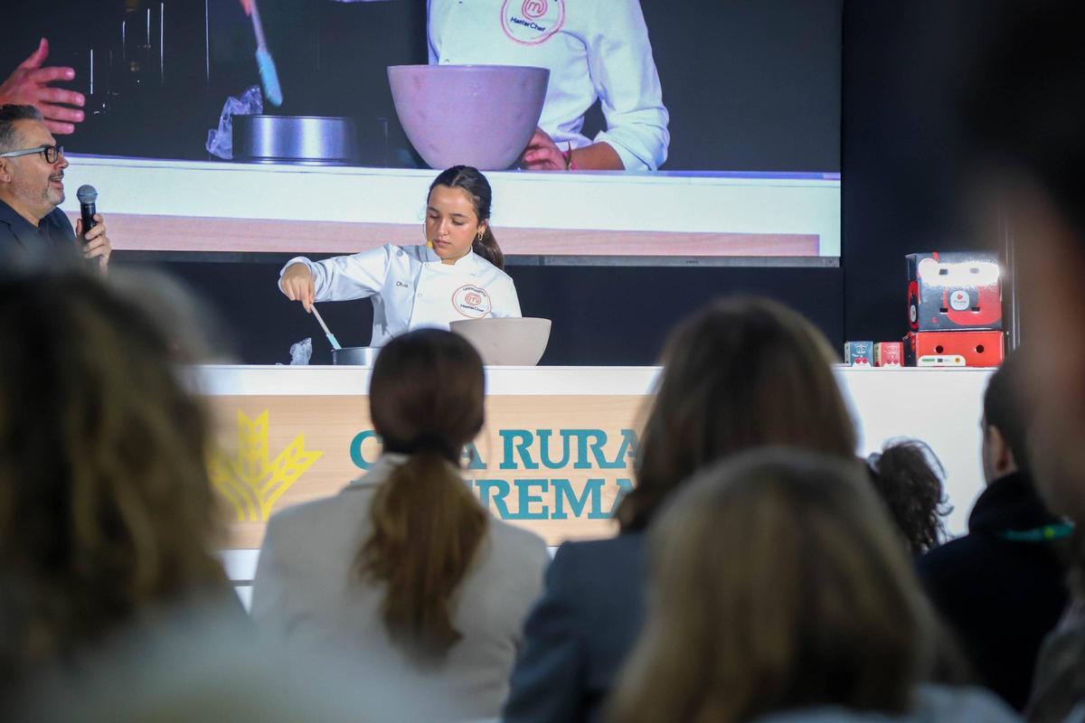 Olivia González, elabora una tarta de limón durante un sowcooking en la Feria Espiga de Badajoz.