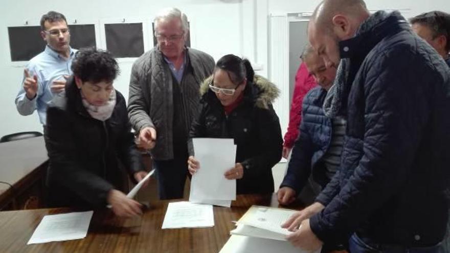 El alcalde, junto a participantes en el acto informativo.