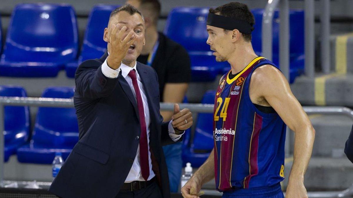 Jasikevicius dialoga con Kuric durante el partido