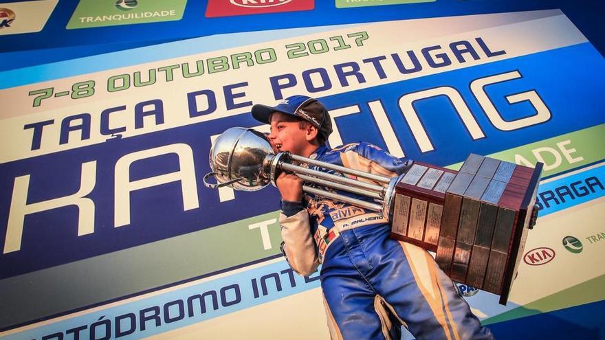 Adrián Malheiro, con el trofeo tras su victoria en la Taça de Portugal. // @adrian.malheirosune