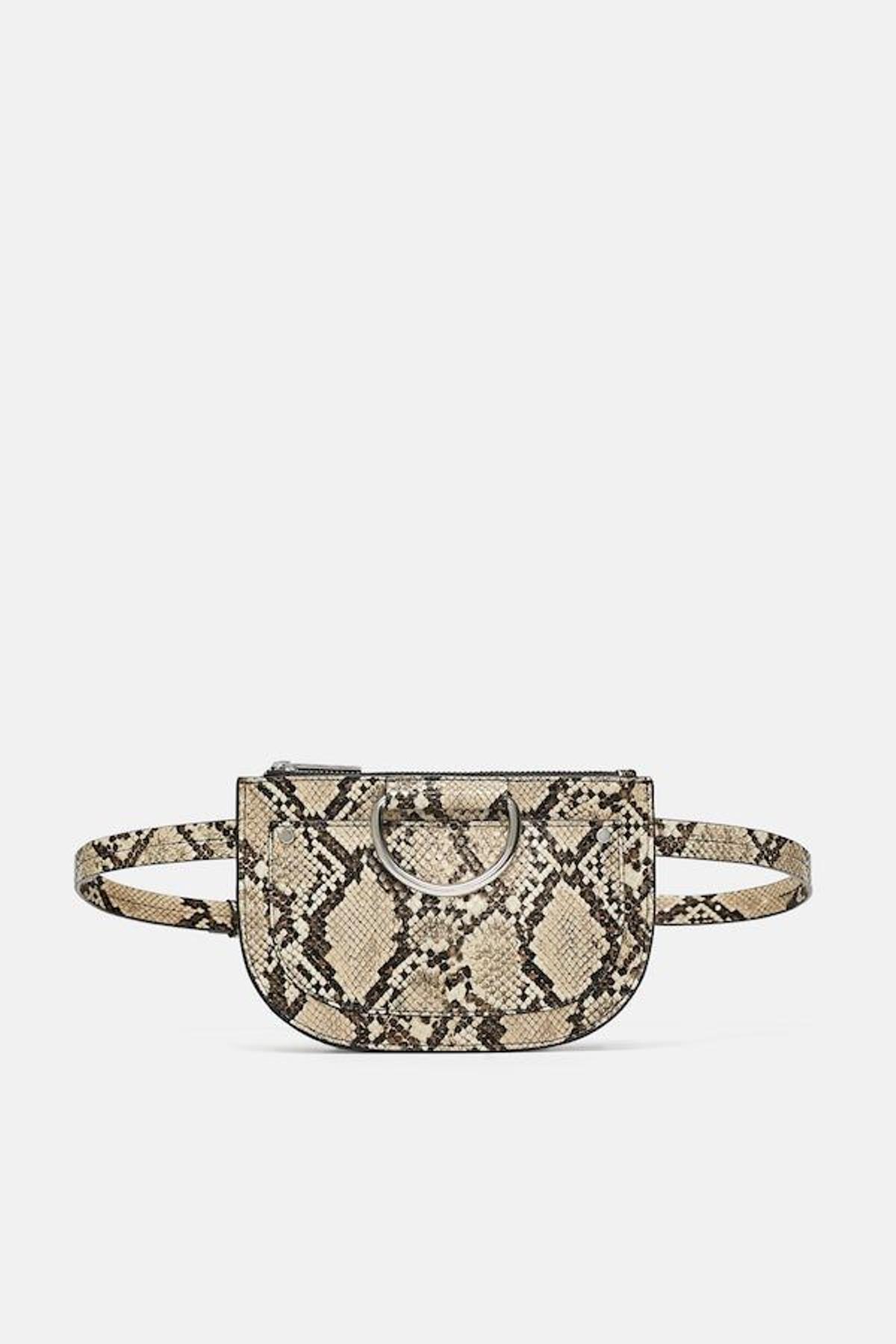Riñonera en piel de estampado de serpiente, de Zara