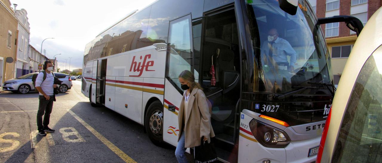 Una usuaria baja del autobús que une València con Castelló, en la parada frente a la estación de Renfe en Vila-real.