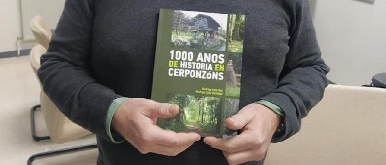 Los vecinos de Cerponzóns han hecho llegar al centro geriátrico el libro dedicado a los mil años de la parroquia.