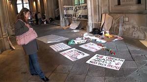 El rector de la UB, Dídac Ramírez, ha demanat als Mossos que no desallotgin l’edifici fins dissabte.