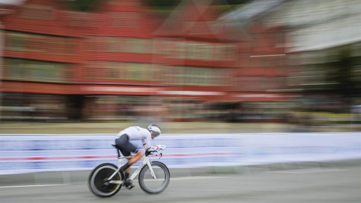 El ciclista alemán Juri Hollmann en acción