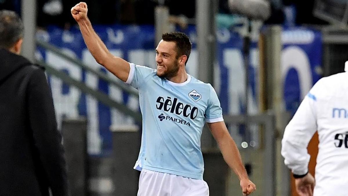 De Vrij está en el punto de mira del Barcelona, pero la Lazio no le deja marcharse