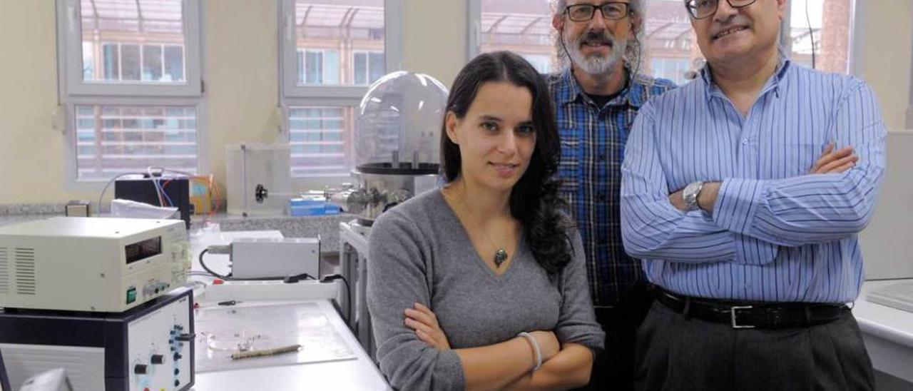 Natalia Rinaldi, con sus directores de tesis Pedro Gorría, en el centro, y Jesús Blanco.