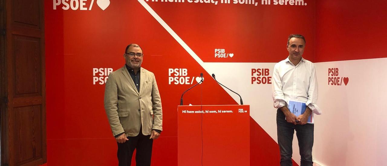 Cosme Bonet y Pere Joan Pons, esta mañana, en la sede del PSIB-PSOE.