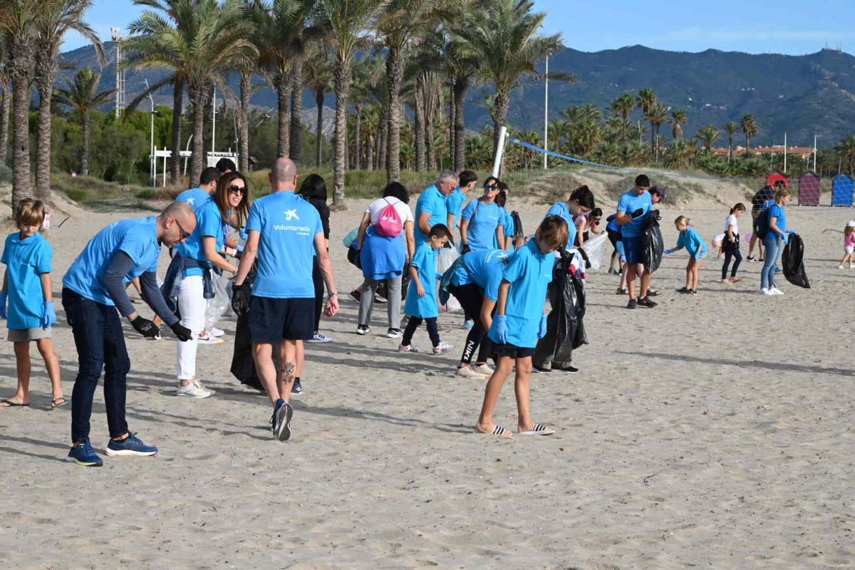 Recogida de ‘basuraleza’ en las playas del Grau de Castelló