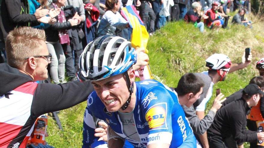 Enric Mas en una de las exigentes ascensiones que presentaba hoy la quinta etapa de la Itzulia, la Vuelta al PaÃ­s Vasco.