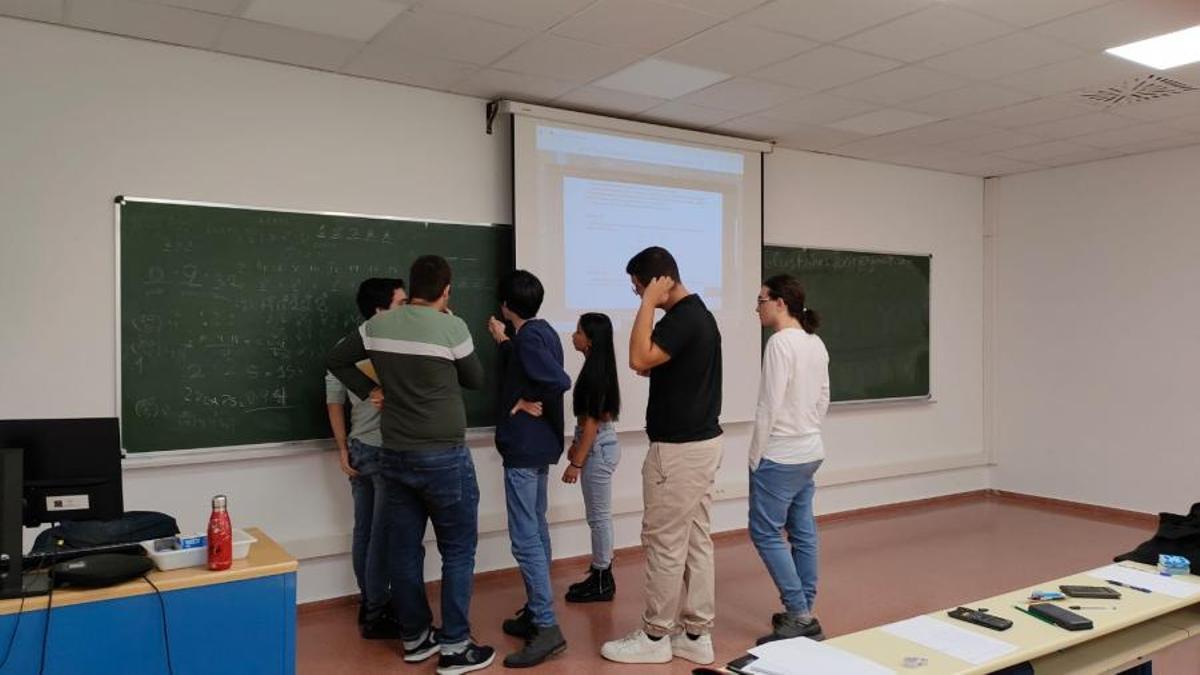 Seis integrandes del equipo de la USC resolviendo problemas en el primer partido de la Liga Matemática.