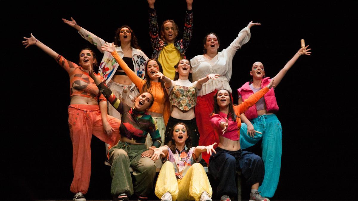 El equipo actoral de La Tarumba durante la obra de teatro 'Popurrí Farsántico'