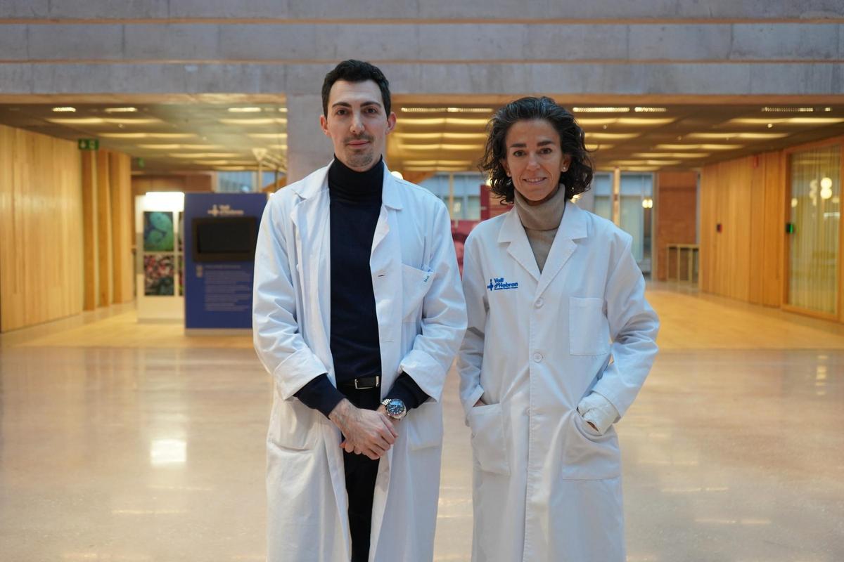 La doctora Patricia Pozo-Rosich, jefa de Neurología de Vall d'Hebron, junto a Edoardo Caronna, neurólogo de la Unidad de Cefalea de Vall d'Hebron e investigador principal del grupo de Cefalea y Dolor Neurológico del VHIR.