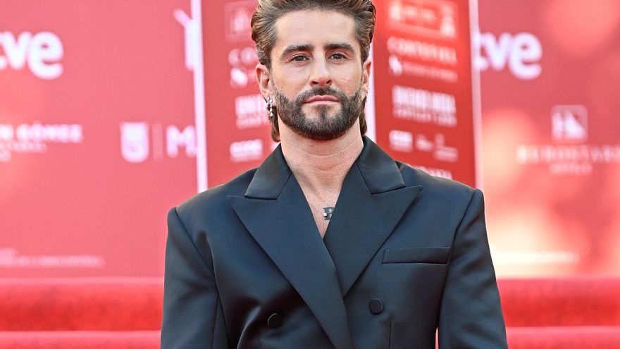 Pelayo Díaz posa en la alfombra roja de la II edición de los Premios Academia de la Moda Española que tiene lugar en la Biblioteca Nacional de España, a 17 de julio de 2025, en Madrid (España).
