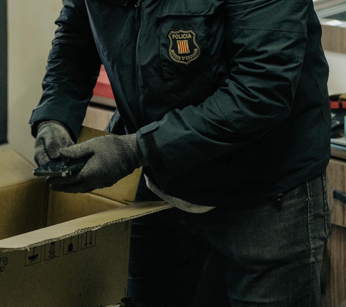 Imagen de los Mossos en una operación contra el robo de móviles y compra ilegal de esta mercancía Imagen de los Mossos en una operación contra el robo de móviles y compra ilegal de esta mercancía