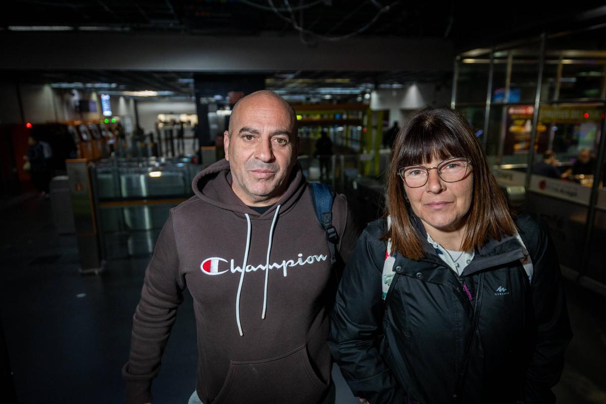 Barcelona 27/03/2026 Barcelona. Implíclame: testimonios que usan el bono gratuito de Rodalies. Estació del Clot de Rodalies. - Alba y Tomás. AUTOR: JORDI OTIX