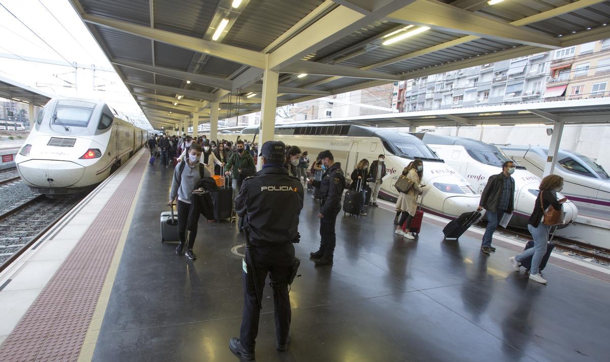 Controles de la Policía Nacional en la estación de Renfe en Alicante Controles de la Policía Nacional en la estación de Renfe en Alicante