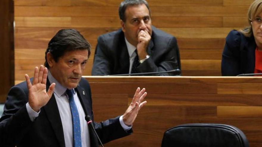 Javier Fernández, ayer, durante su intervención en la Junta, con los diputados socialistas Fernando Lastra y Nuria Devesa al fondo.