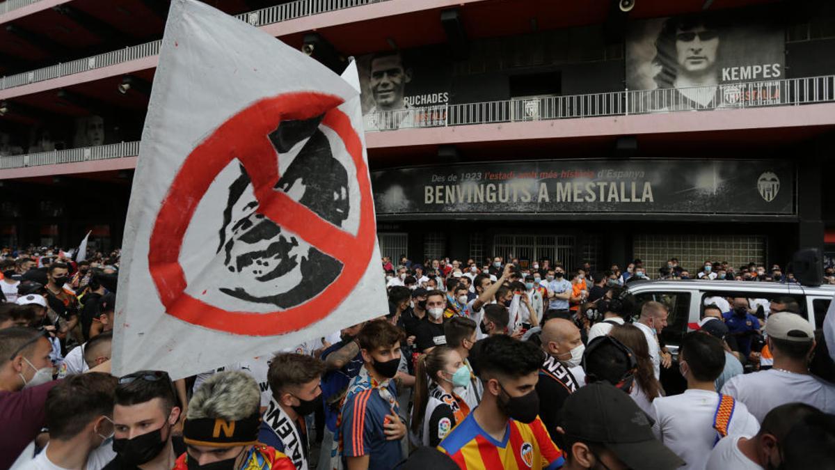 Manifestación de la Afición del Valencia contra Peter Lim