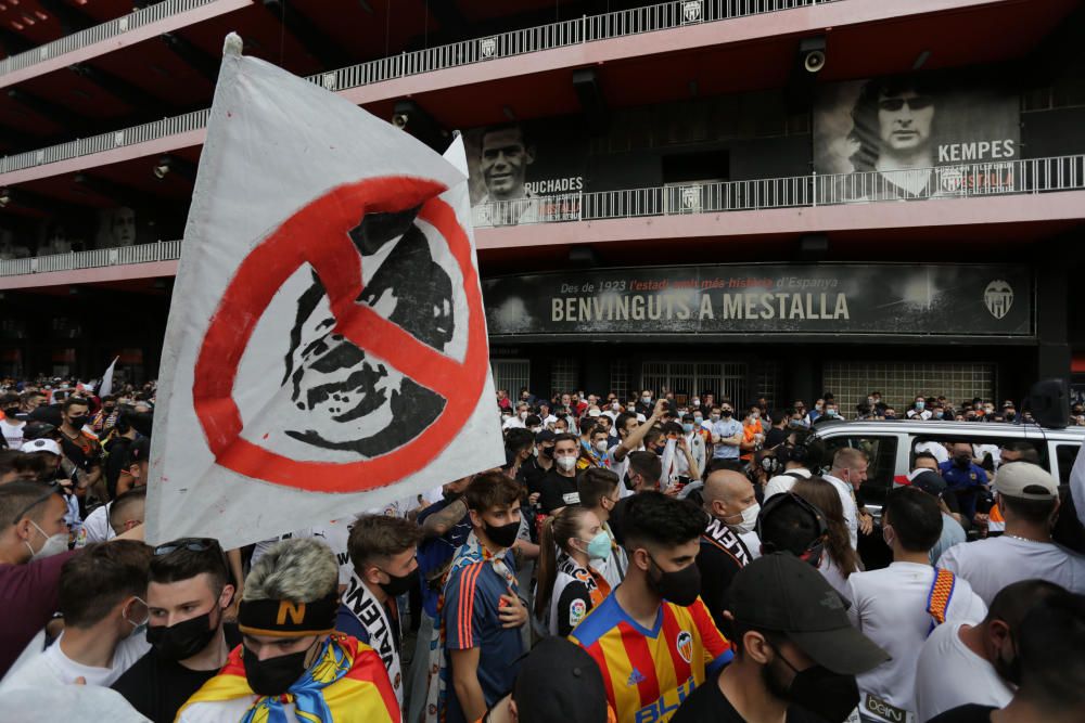 Manifestación de la Afición del Valencia contra Peter Lim
