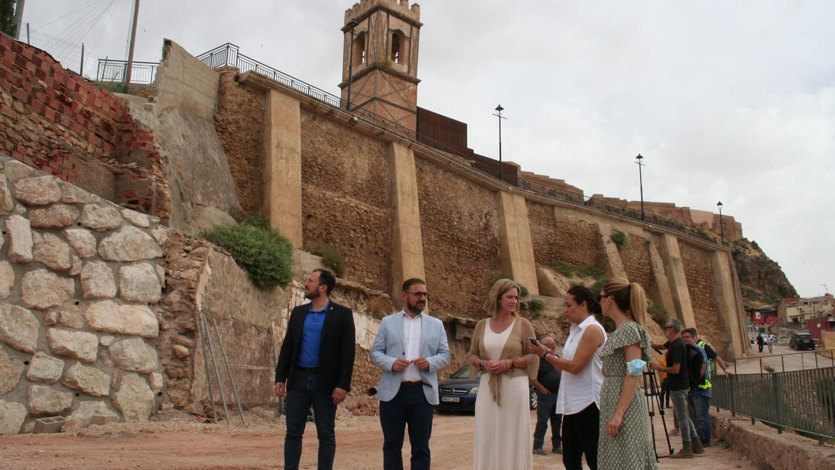 El vice alcalde, el alcalde, la directora general de Carreteras, la edil de Fomento y la portavoz del PP, junto al muro de escollera que se construye debajo de la iglesia de San Pedro.