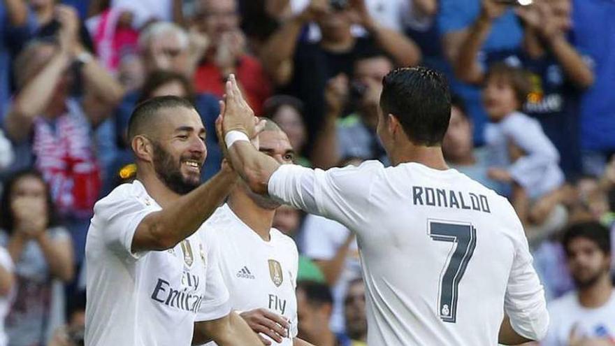 Benzema celebra su gol con Ronaldo y Pepe.