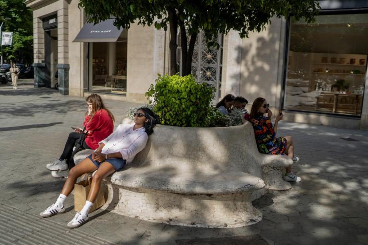 Barcelona repara los bancos-farola de paseo de Gràcia tras los parches virales de un artista