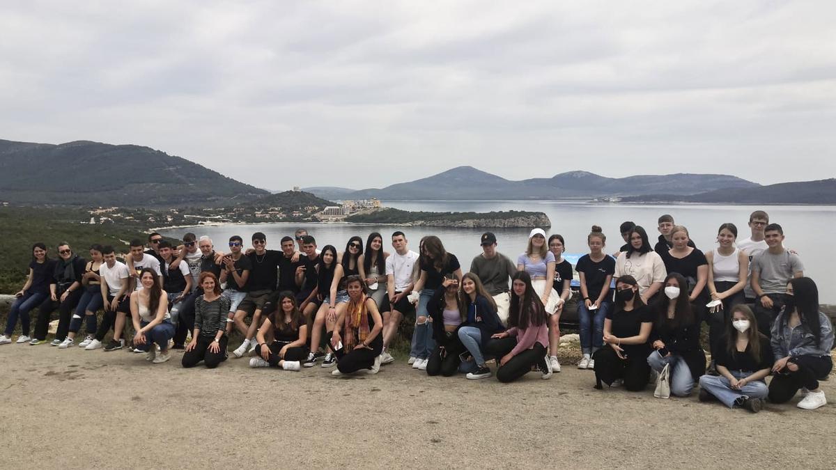 Foto de familia del grupo de escolares, en el norte de Cerdeña.