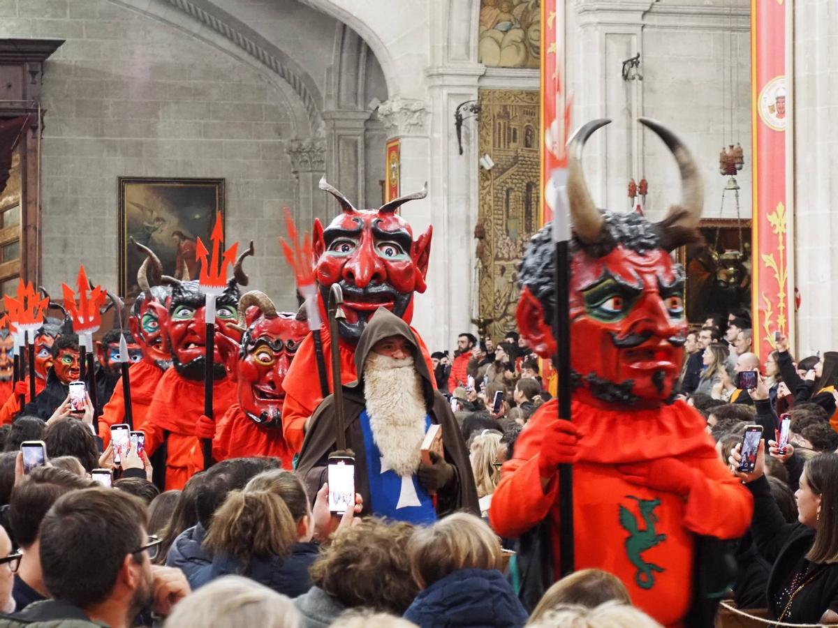 La 'colla de dimonis' y Sant Antoni, en el templo parroquial de sa Pobla.
