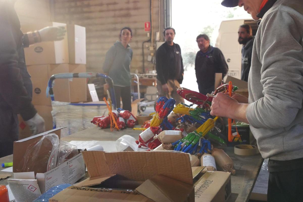 El personal de Pirotecnia Peñarroja preparando material para todos los espectaculos en los que participarán durante el mes de marzo.