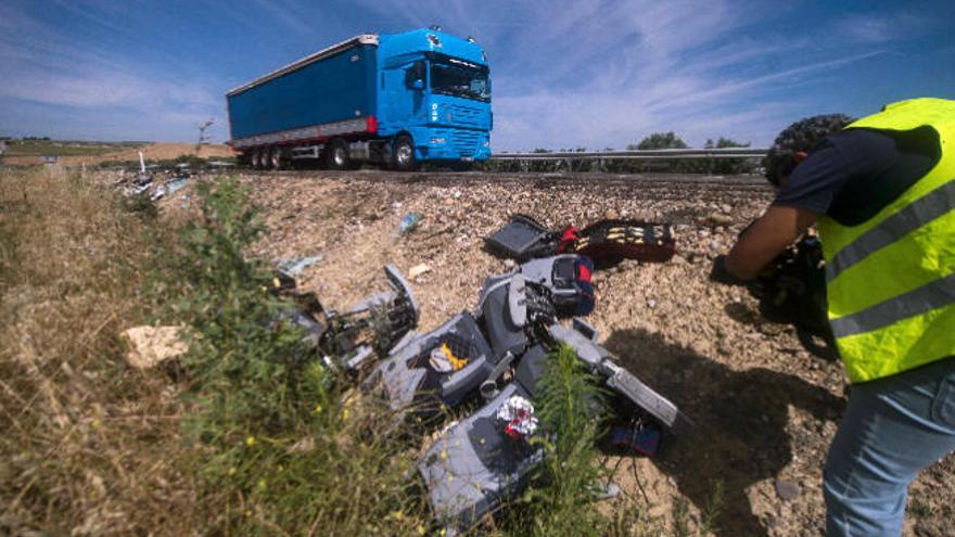 Un cámara de televisión filma en el lugar donde fue la colisión de una guagua y un camión en la autovía Andalucía, ayer, en Córdoba.