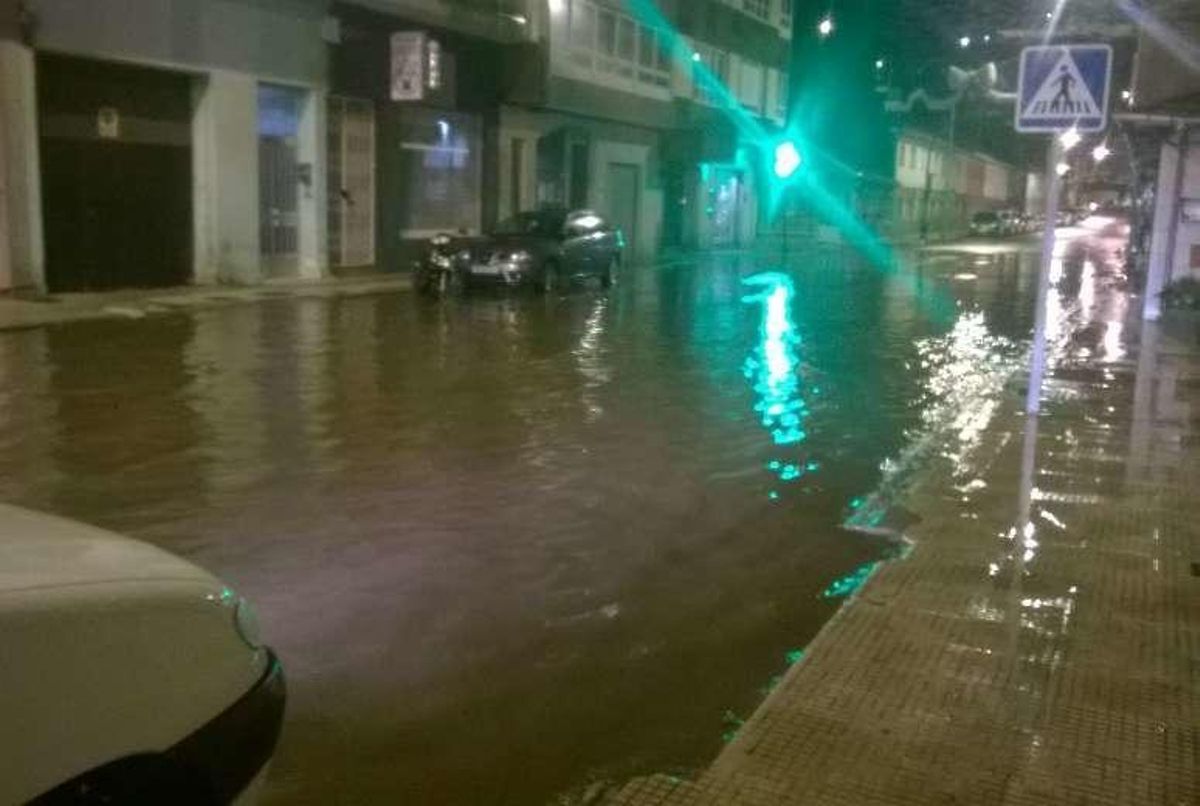 Una tromba de agua desborda el río Bispo de madrugada y pone en alerta al centro de Bueu