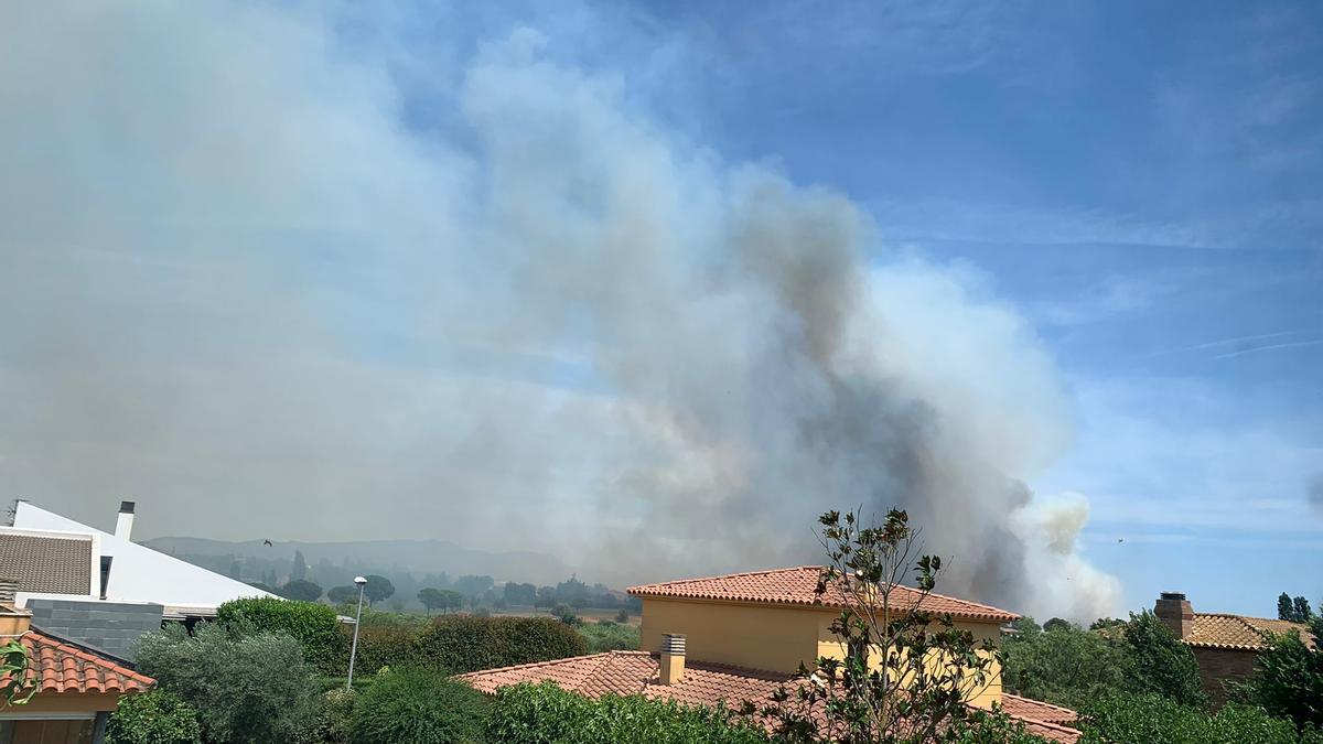 El fum vist des d&#039;un altre punt proper al foc.