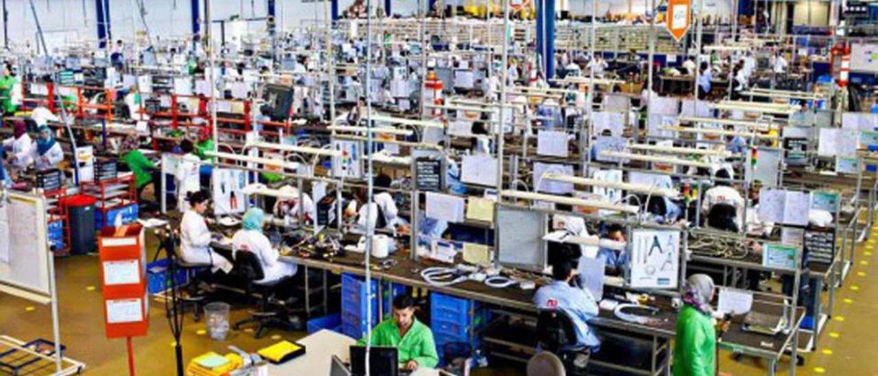 Trabajadores en la planta del proveedor aeronáutico Matis Aerospace, en Casablanca (Marruecos). // M.A.