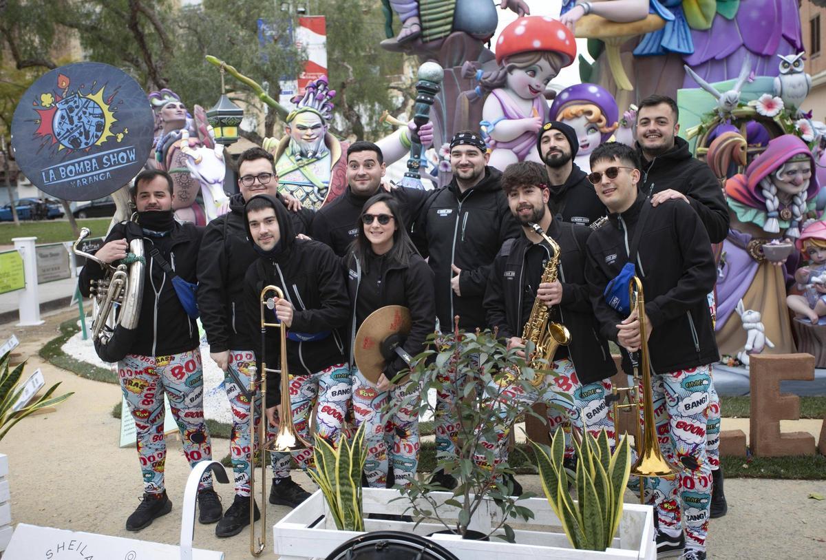 Charanga de la Falla El Palleter, ante el monumento.