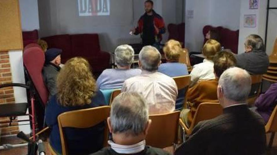 Asistentes del centro de Arniches escuchan la charla.