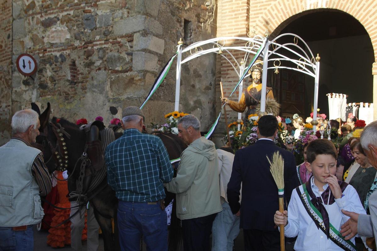 Centenares de personas a compañan a San Isidro Labrador en Monesterio Centenares de personas a compañan a San Isidro Labrador en Monesterio