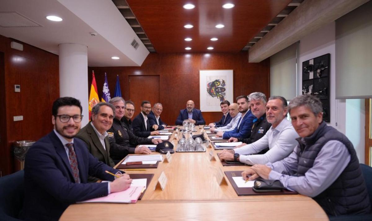 Encuentro celebrado ayer sobre la campaña de seguridad en la zona.