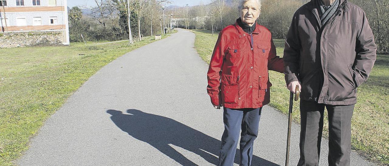 Berta Menéndez y Eugenio Díaz, disfrutando de una caminata, sin niebla y con sol.