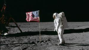 El astronauta Edwin Aldrin Jr., piloto del Apolo 11, posa junto a la bandera de Estados Unidos durante el primer alunizaje.