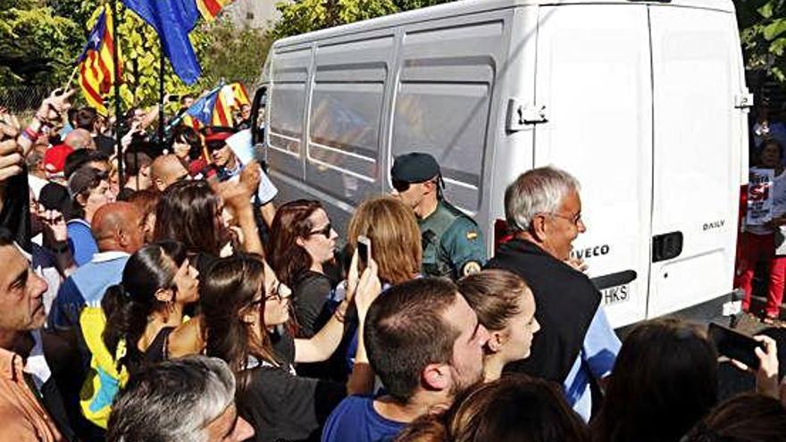 Un grup de manifestants protesta contra la intervenció de la Guàrdia Civil en un polígon de Bigues i Riells