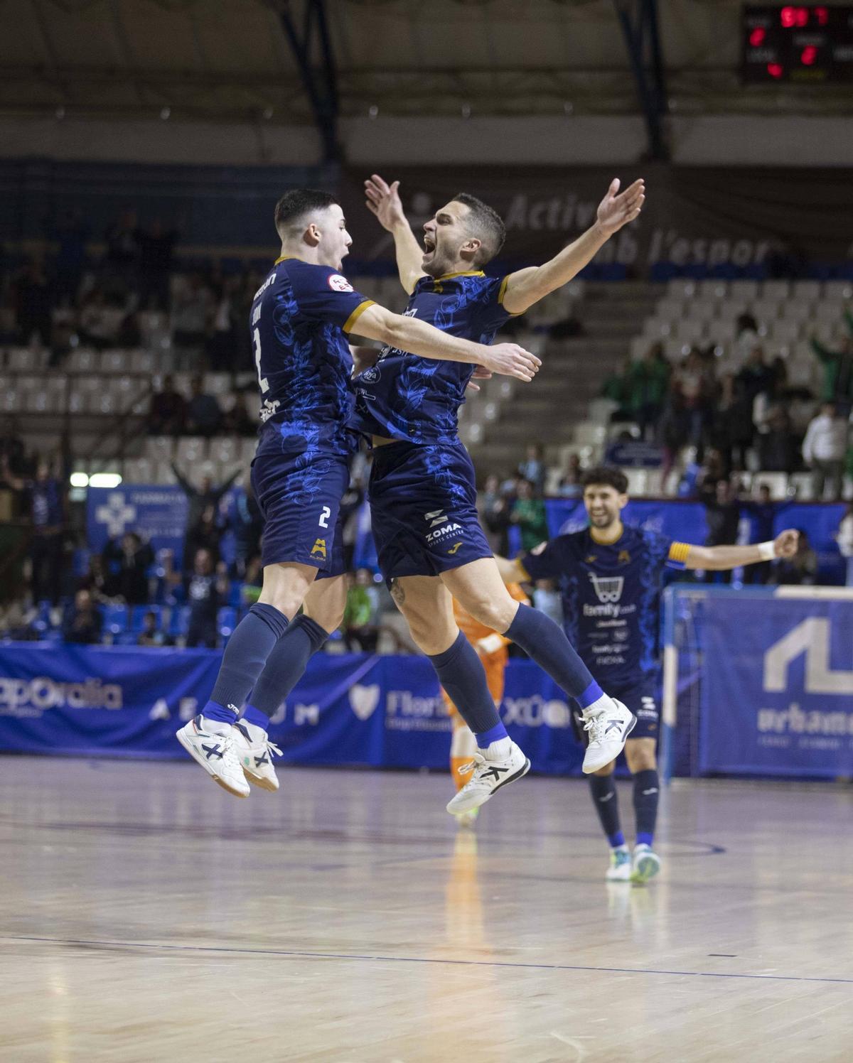 Los jugadores del Alzira FS celebran el segundo gol de la noche que ponía el 5-3 en el marcador.