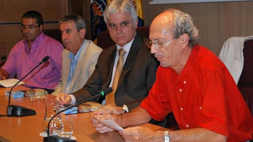 Alex Hansen y el presidente del Cabildo durante la presentación del libro.