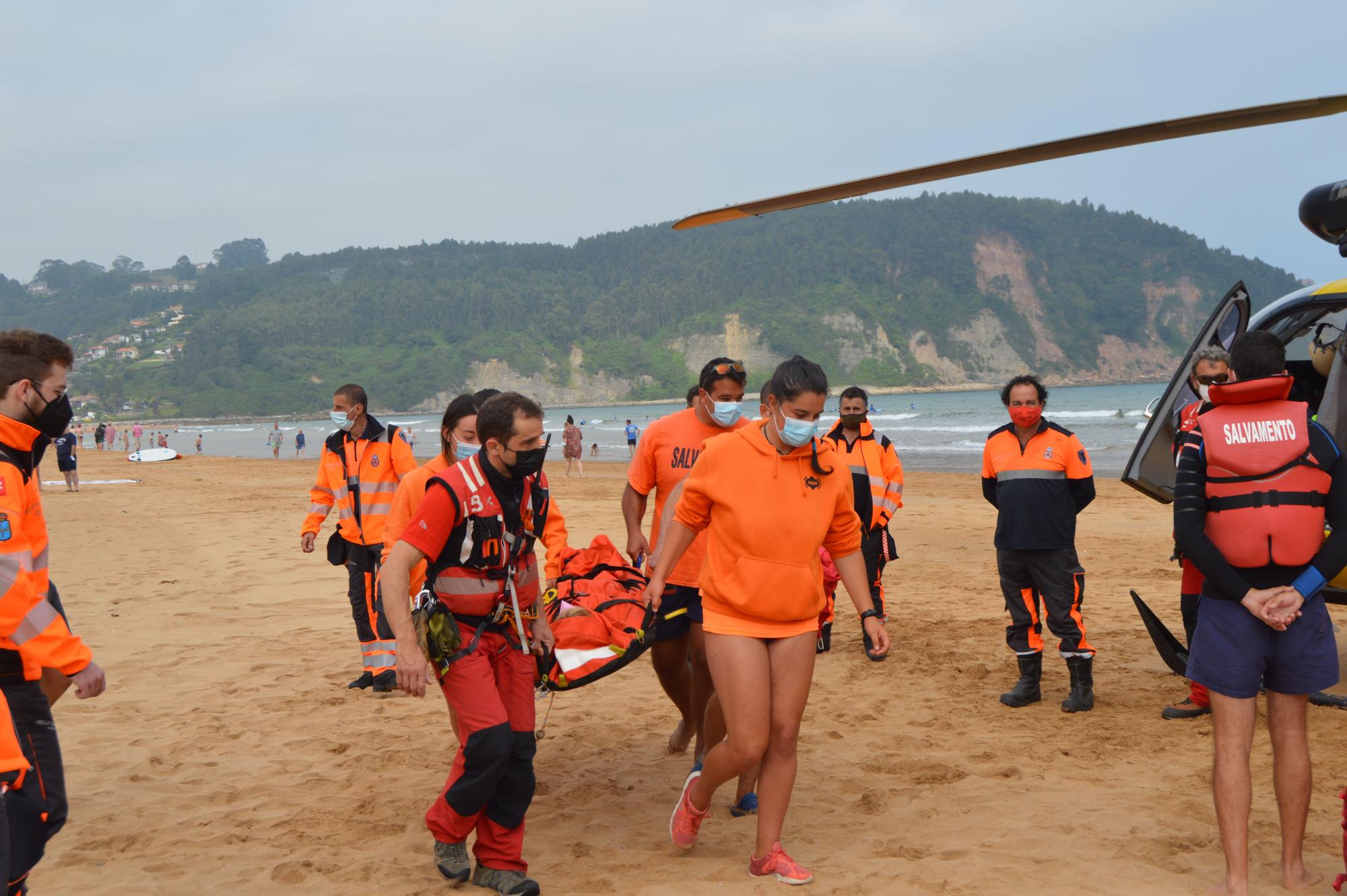 Así fue el simulacro de Salvamento en la playa de Rodiles