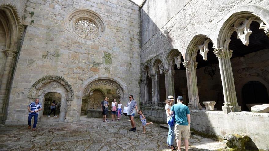 Visitantes a las ruinas de Santo Domingo tras su rehabilitación.