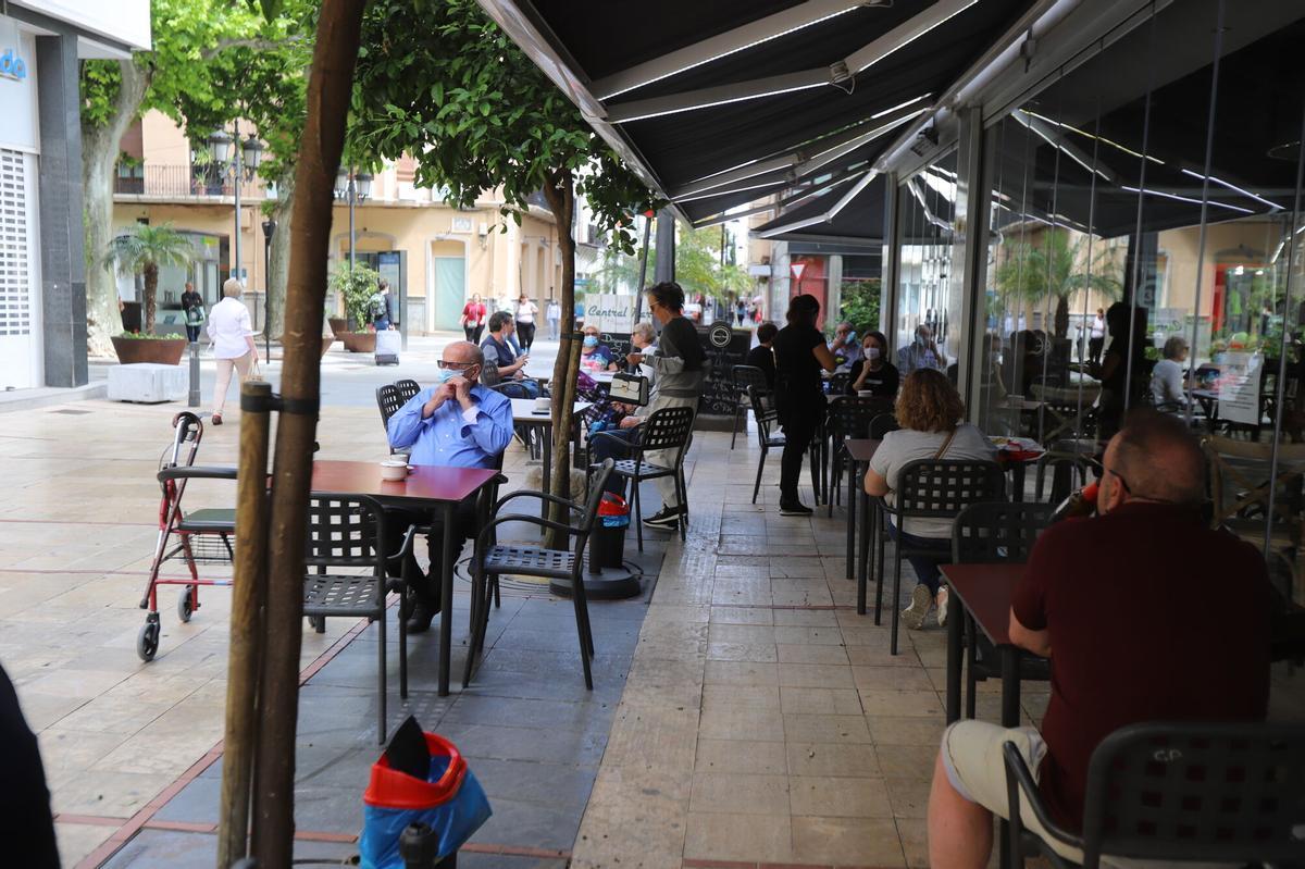 gandia mayo 2020 apertura locales comerciales terrazas comercio calle rausell (2).JPG. Sanidad. pandemia COVID 19. crisis del Coronavirus. Estado de Alarma decretado por el Gobierno de España . limitación de movimientos de los ciudadanos para evitar la propagación del virus . lema " Quédate en casa" . confinamiento de la población. fases de la desescalada . Fase 1- bares abiertos de La Safor. solo 10 departamentos de salud de la CV pasan a la fase 1
