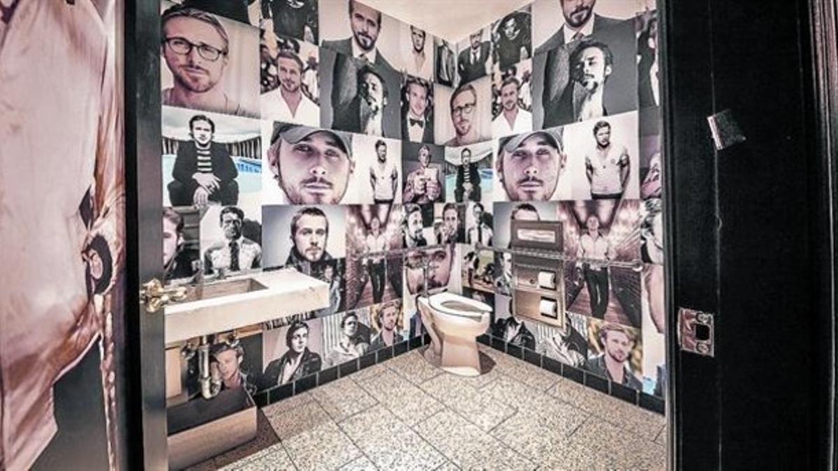 Ryan Gosling llena las paredes de un lavabo_MEDIA_1