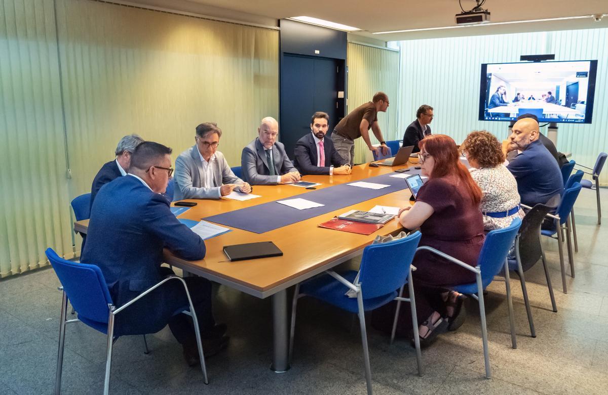 El conselleiro de Emprego, Comercio e Emigración (izquierda) en la reunión técnica del grupo de trabajo para aplicar el plan gallego para reducir el absentismo laboral este jueves.