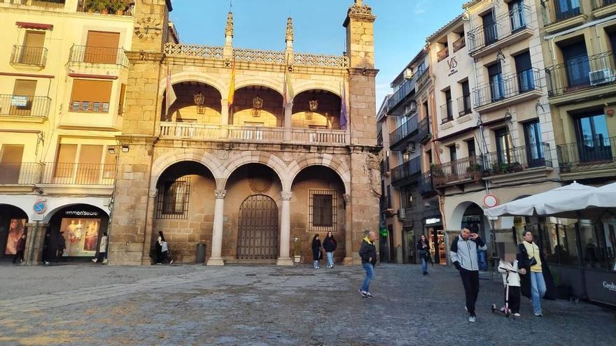 Doce empleos en el Ayuntamiento de Plasencia: auxiliar de biblioteca, limpieza y trabajador social, entre las plazas aprobadas
