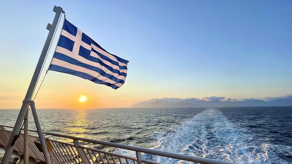 Viajar en ferry permite recorrer las islas griegas con más libertad y decidir el tiempo en cada destino.